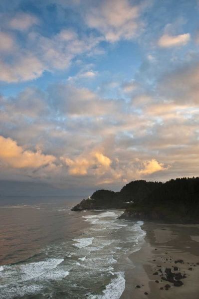 OR, Heceta Head Lighthouse in morning sky